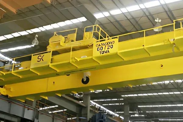 Grúa industrial bipuente amarilla de servicio pesado