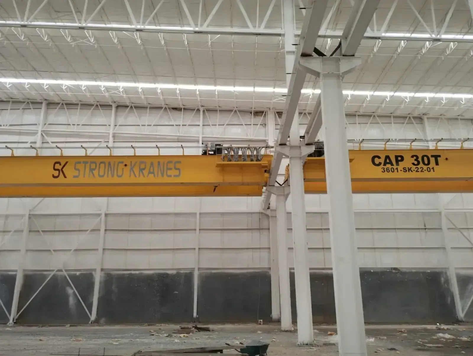 Grúa viajera bipuente de 30 toneladas instalada en una nave industrial
