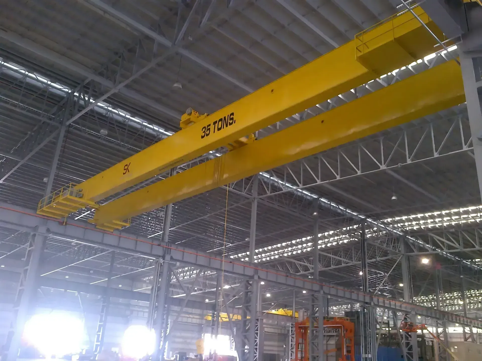 Grúa viajera bipuente Strong Kranes de 35 toneladas instalada en una nave industrial