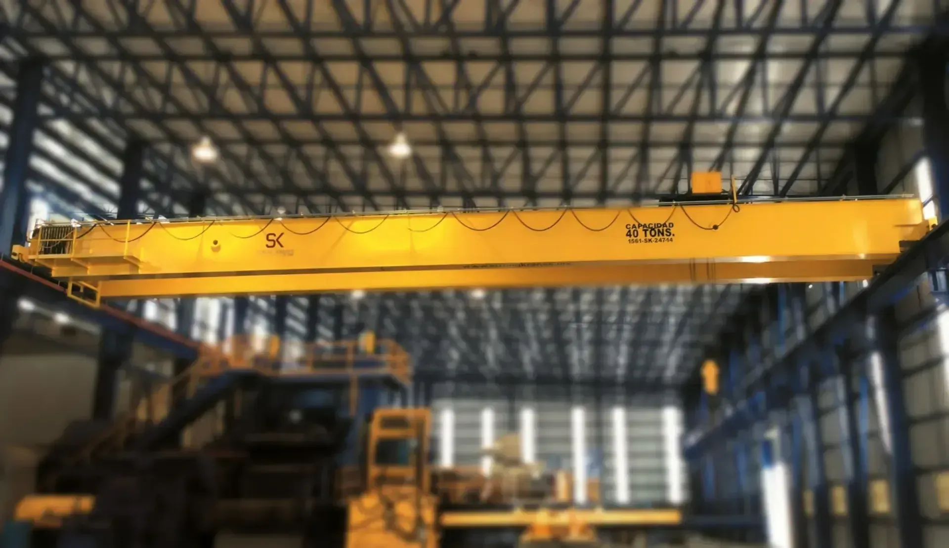 Grúa viajera bipuente de 40 toneladas instalada en una nave industrial