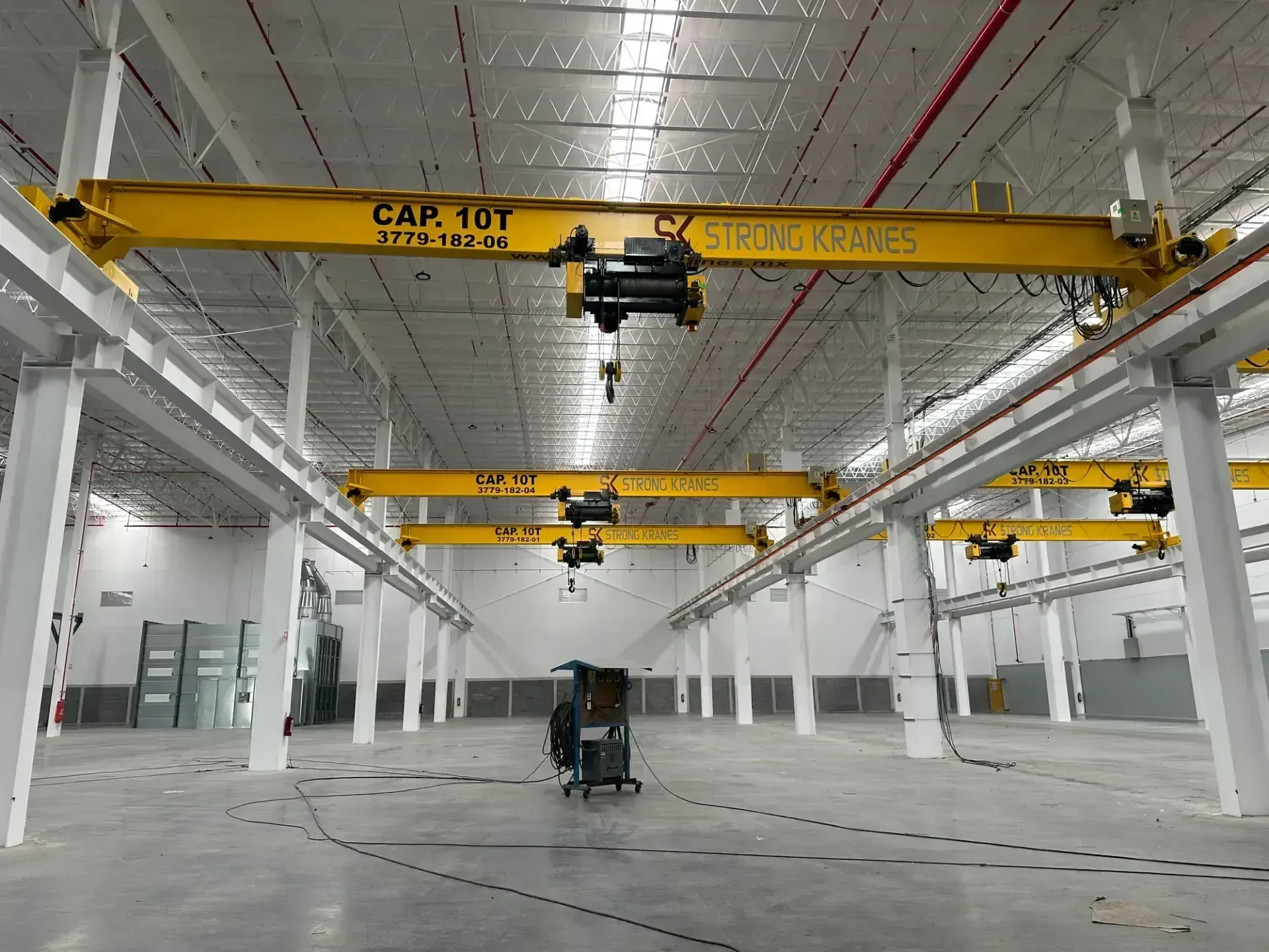 Grúa viajera monopuente Strong Kranes de 10 toneladas instalada en una nave industrial nueva