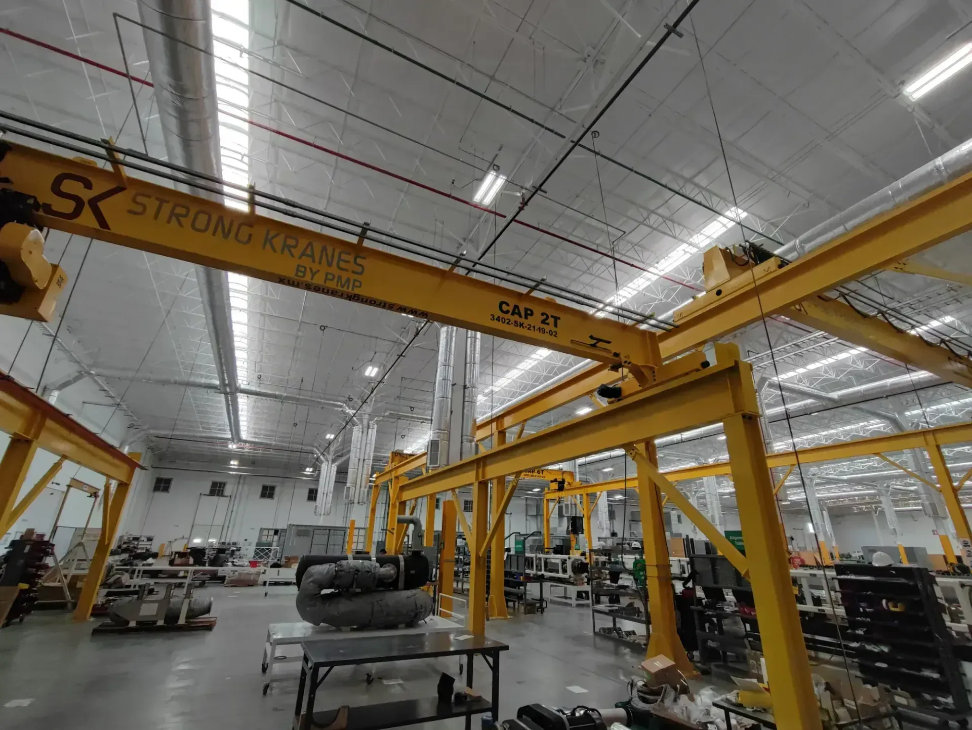 Grúa viajera monopuente Strong Kranes sobre una estructura autoportante en una planta industrial