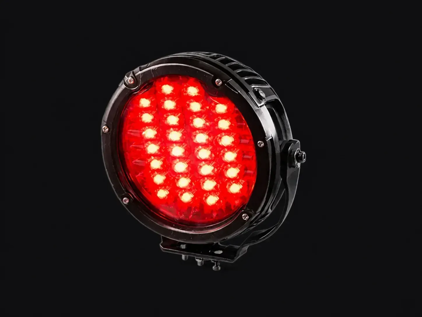 Luz LED roja Strong Kranes para señalización de seguridad en grúas viajeras sobre fondo oscuro