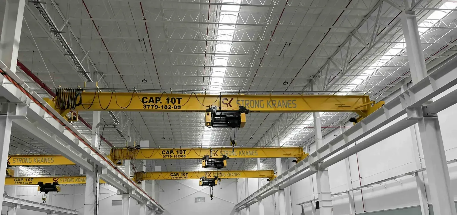 Grúas viajeras Strong Kranes instaladas en una nave industrial