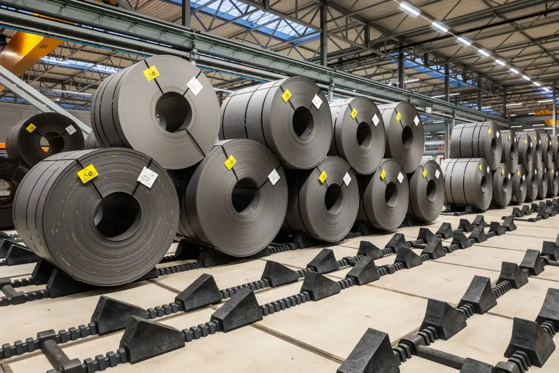 Bobinas de acero apoyadas sobre un sistema modular Lankhorst RollStop dentro de una planta